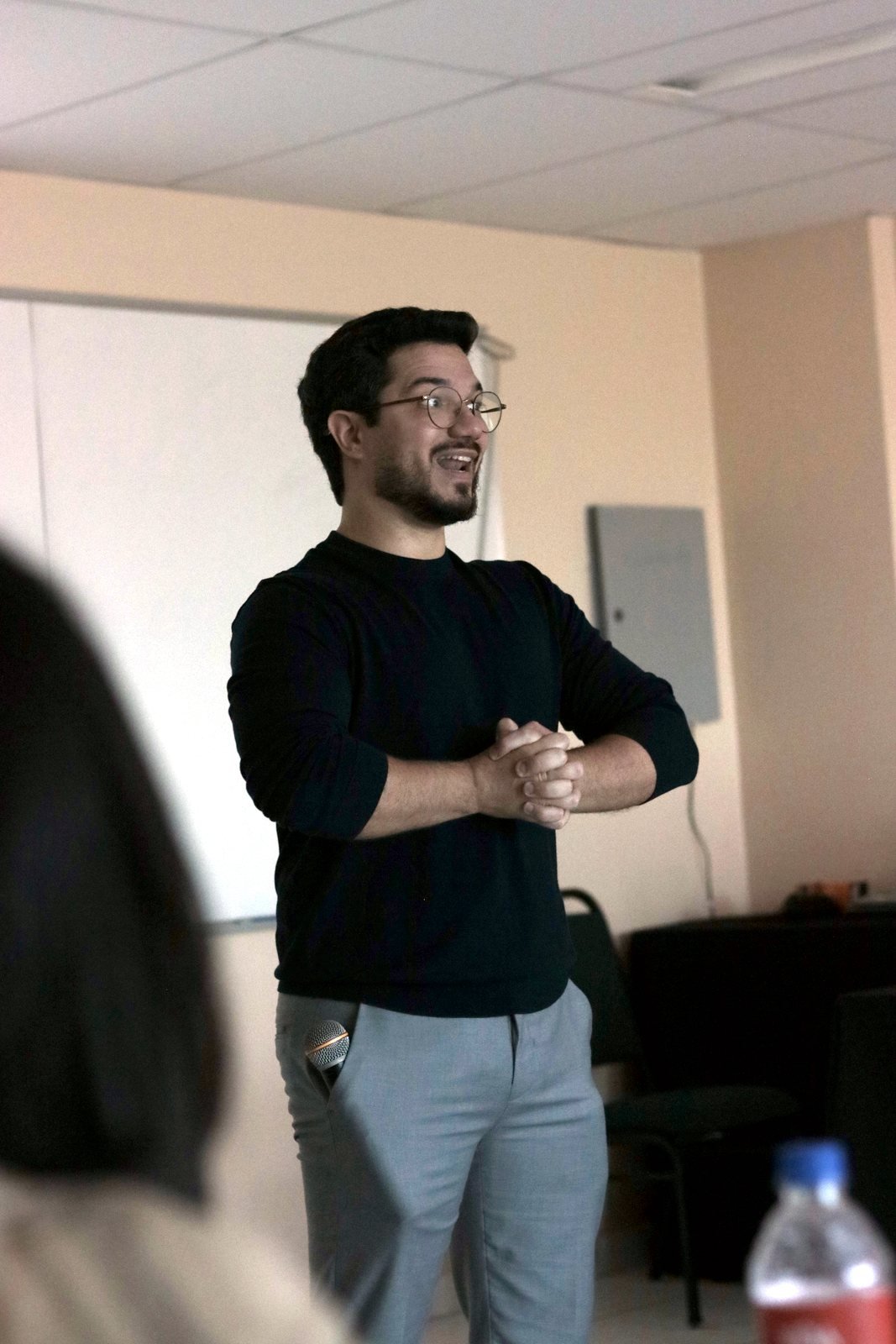 Caio Benevides conduzindo uma formação VOA em sala