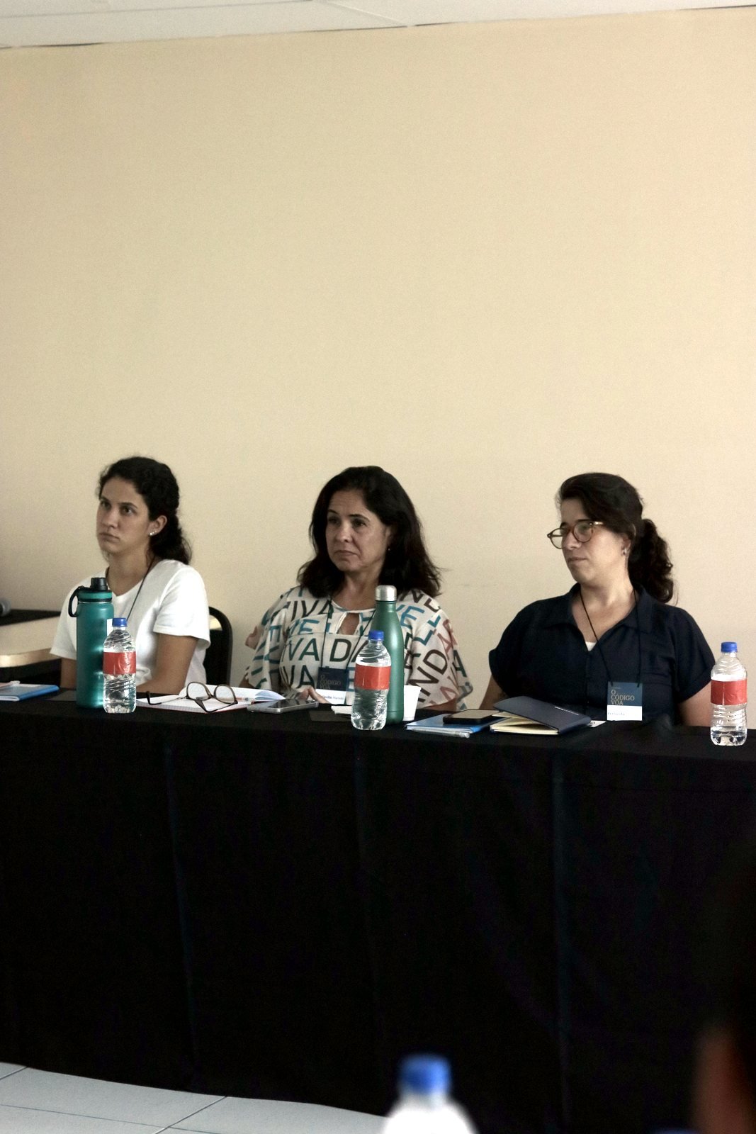 Participantes da turma sentados à mesa durante a formação