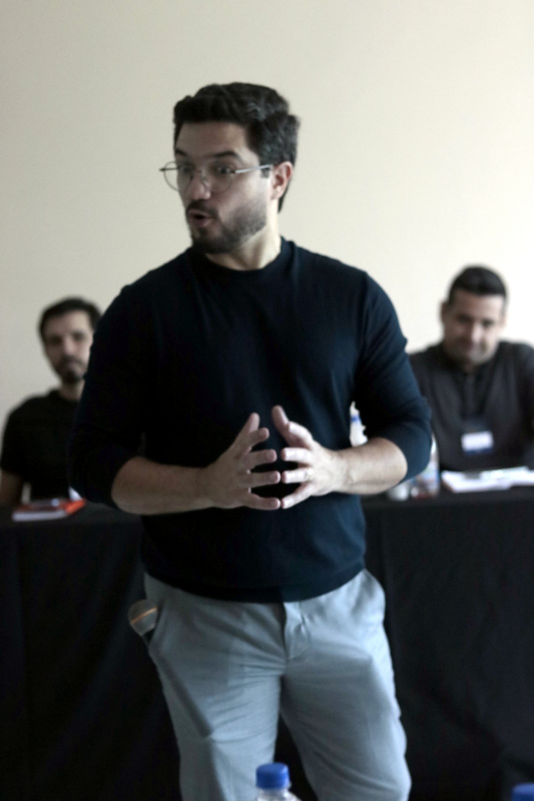 Caio Benevides conduzindo uma palestra diante de uma turma