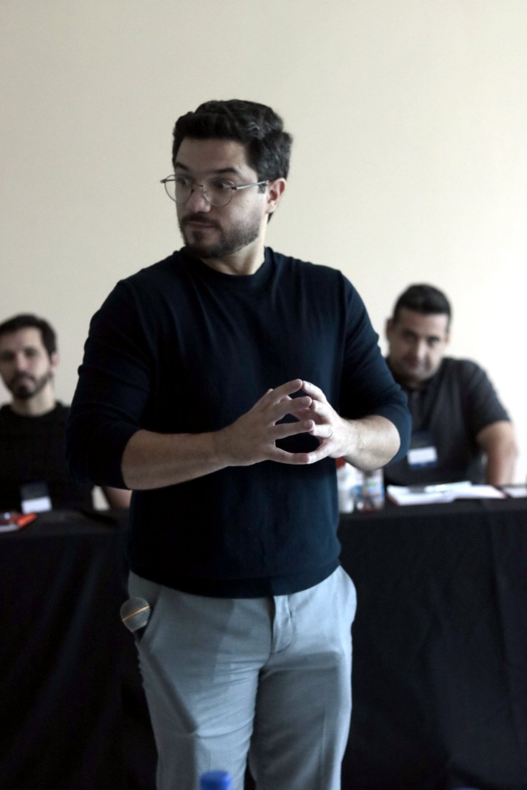 Caio Benevides conduzindo a atividade com a turma ao fundo