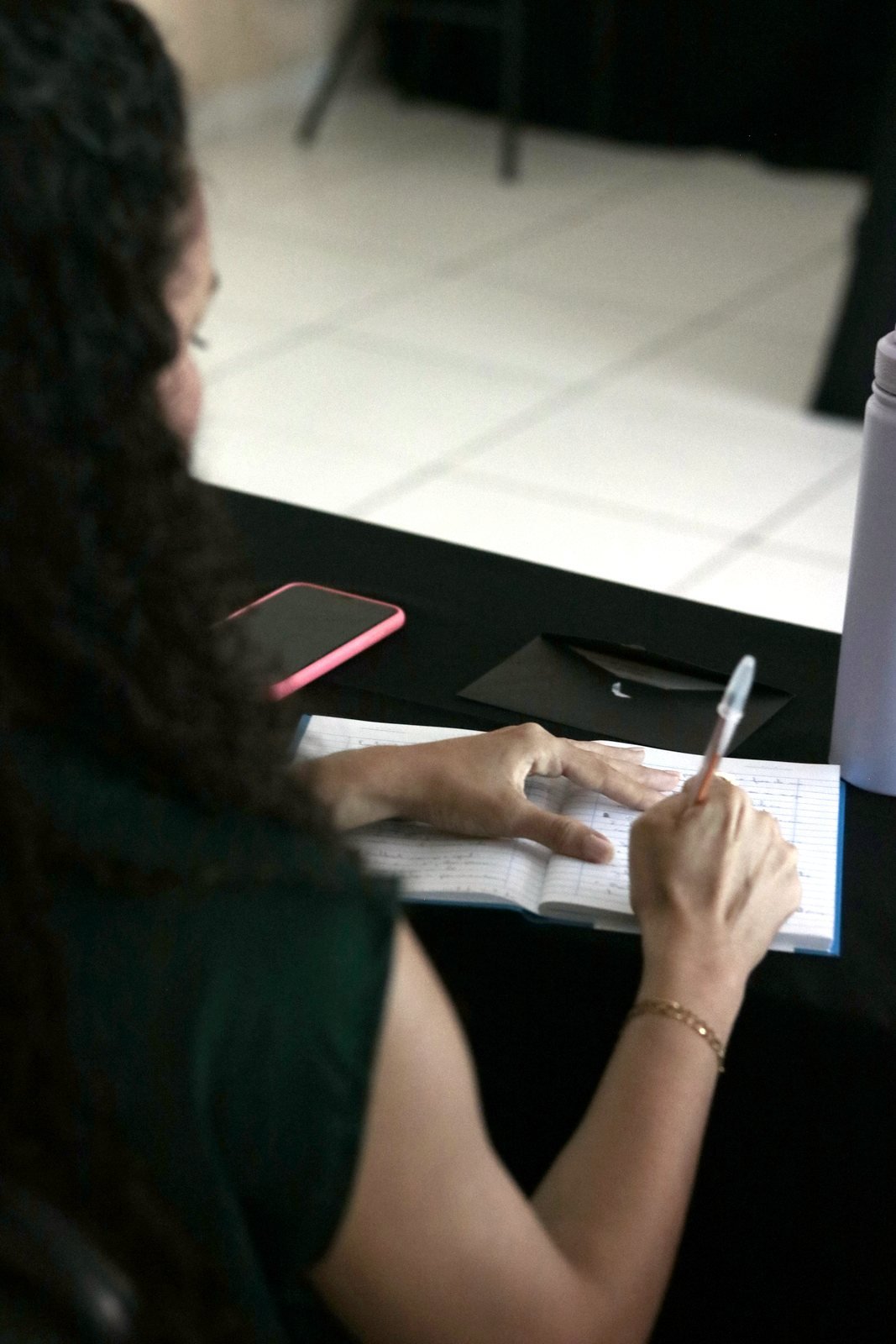 Participante registrando anotações durante a formação