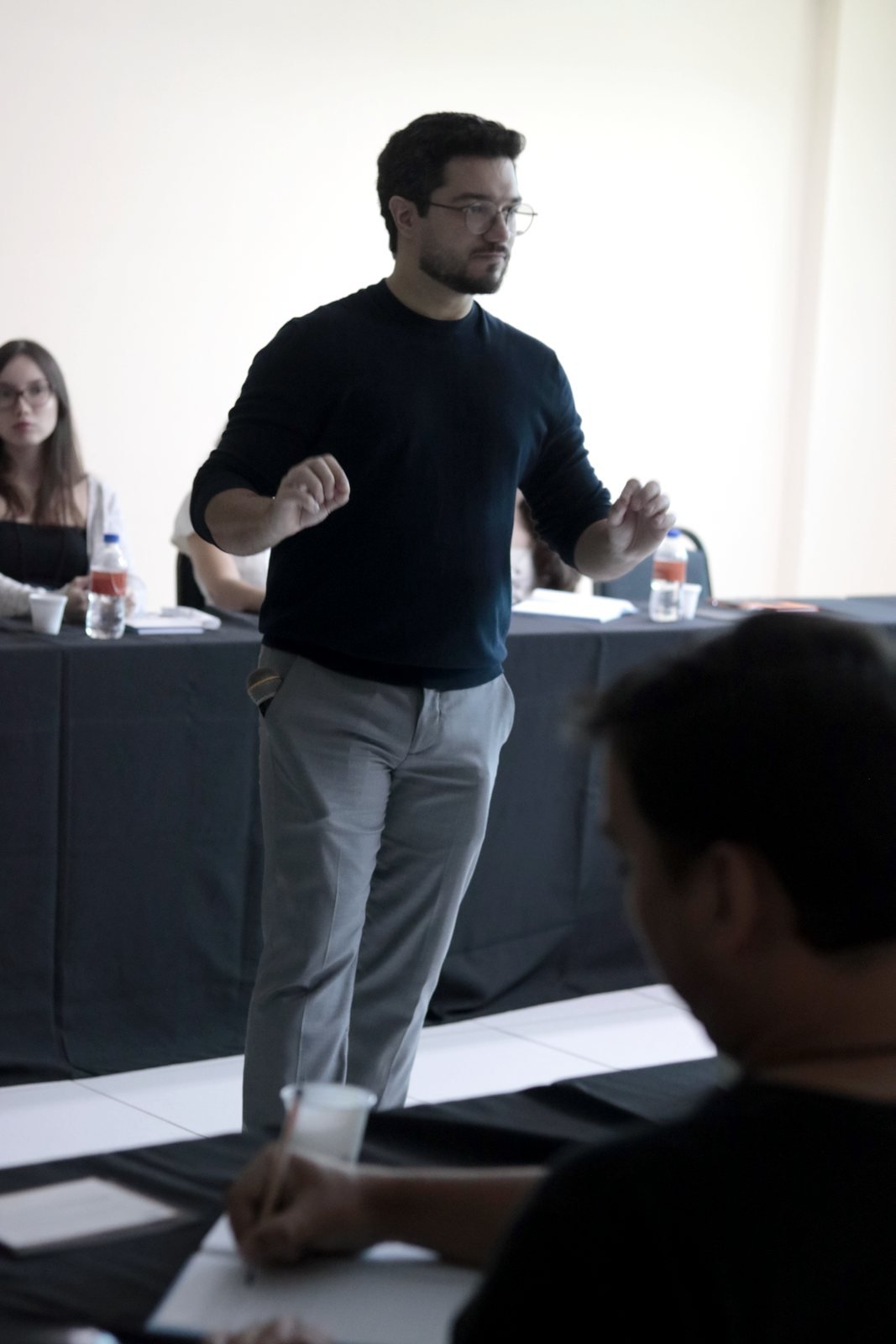 Caio Benevides circulando entre as mesas da turma