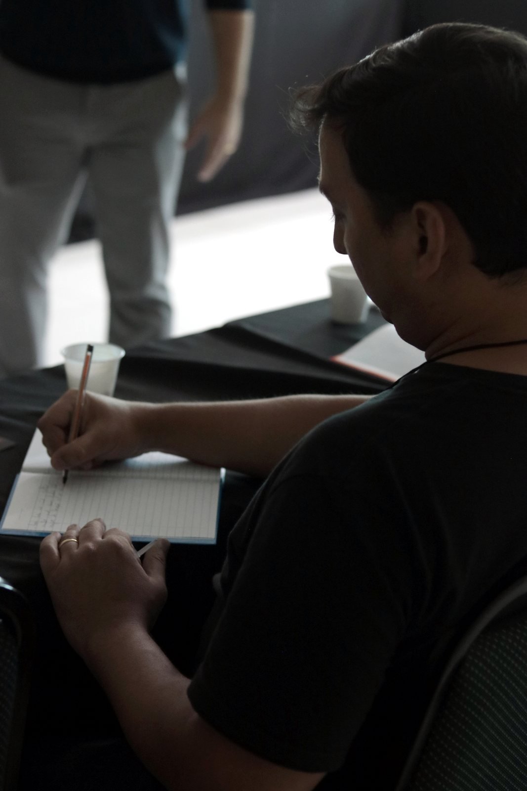 Participante fazendo anotações no caderno