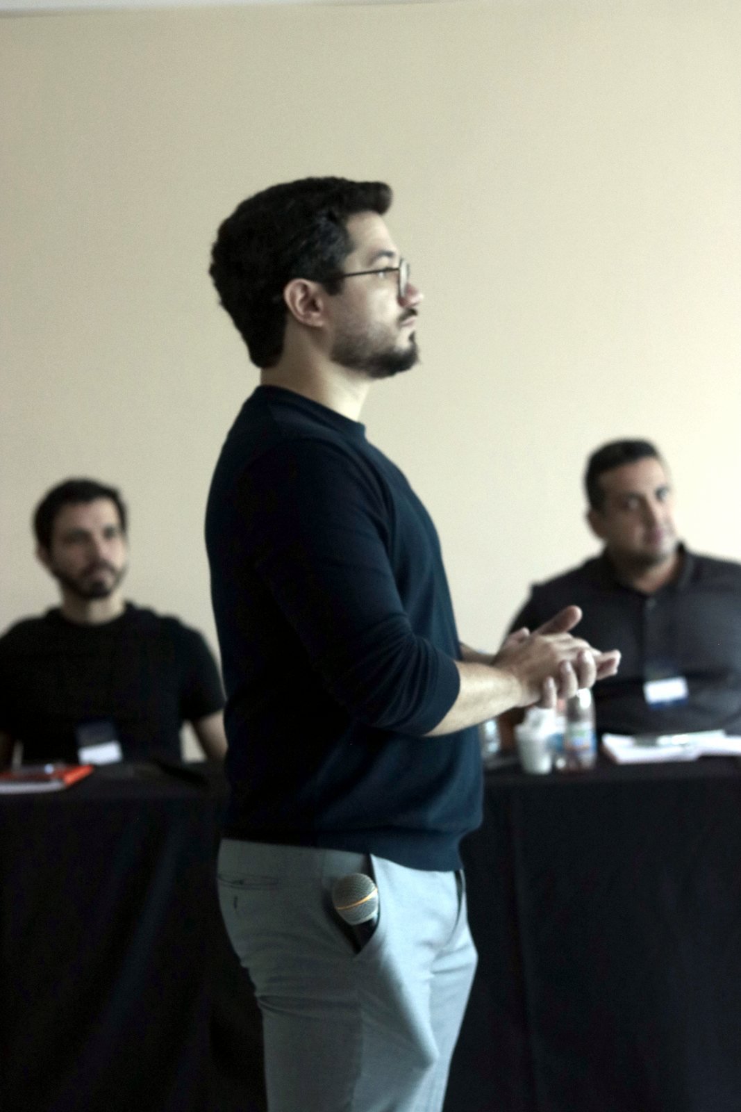Caio Benevides ouvindo a turma durante o encontro